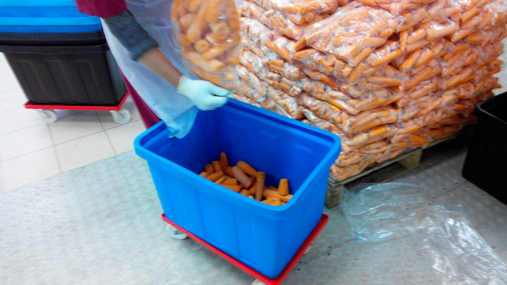 2. Перекладываем очищенную и подготовленную морковь в куб